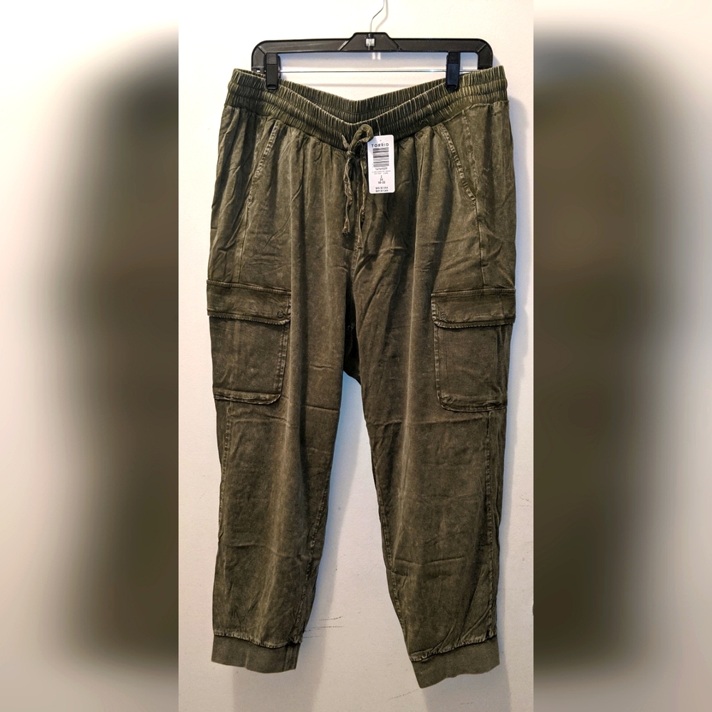 Torrid 2 Olive Cargo Jogger Capri